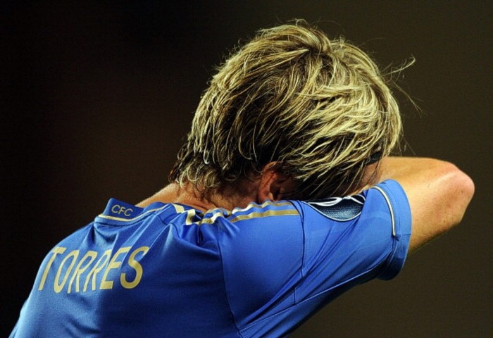 Torres vài tuần gần đây không ghi được bàn thắng, trong đó có trận Siêu cúp trước Atletico Madrid và mới đây trên sân Loftus Road trước Queens Park Rangers. Anh bước vào đường hầm sau trận gặp QPR với khuôn mặt bực tức vì không ghi được bàn thắng và bị thay ra khi trận đấu còn 9 phút.